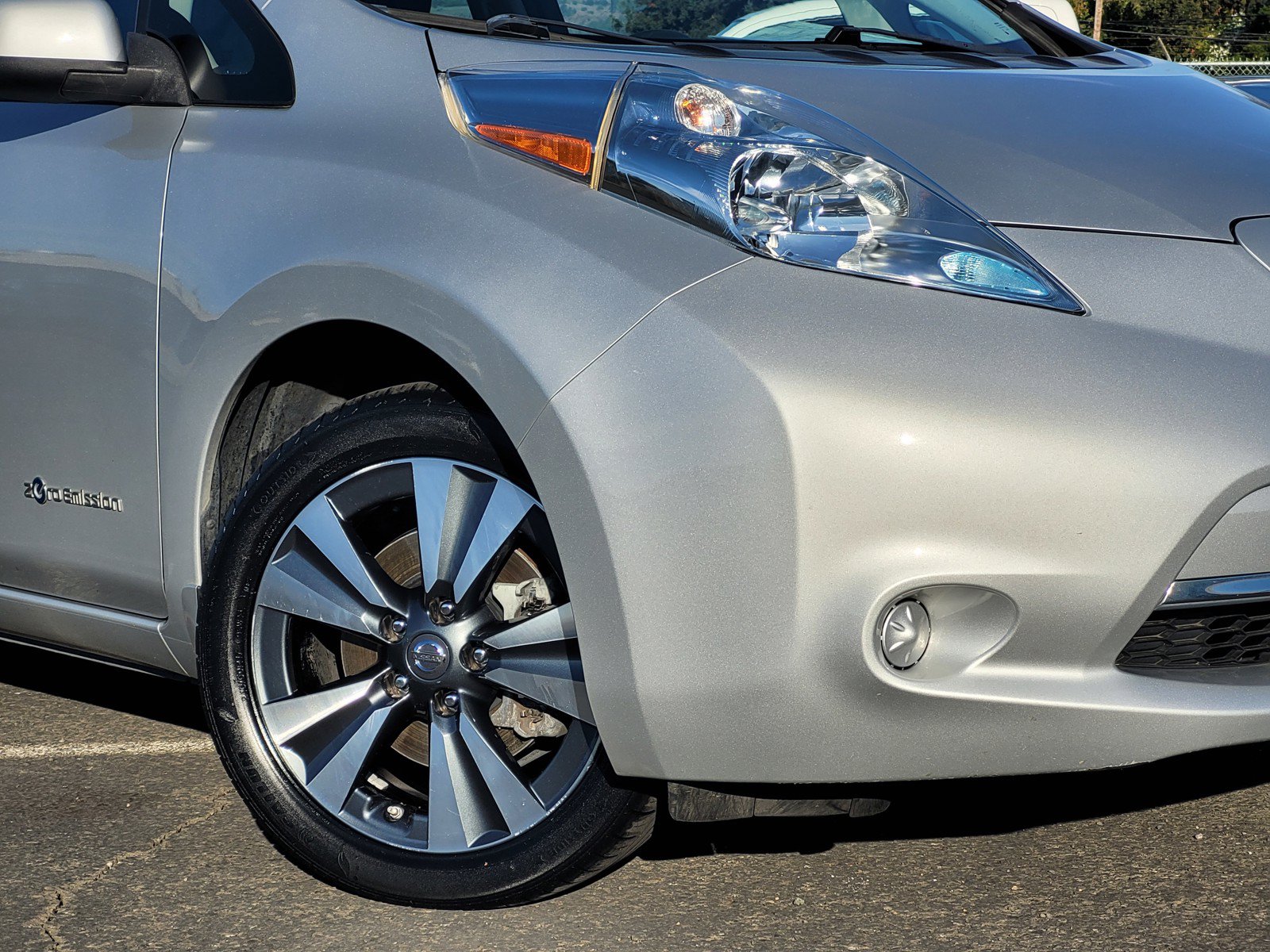 Certified 2017 Nissan Leaf SV FWD image 3