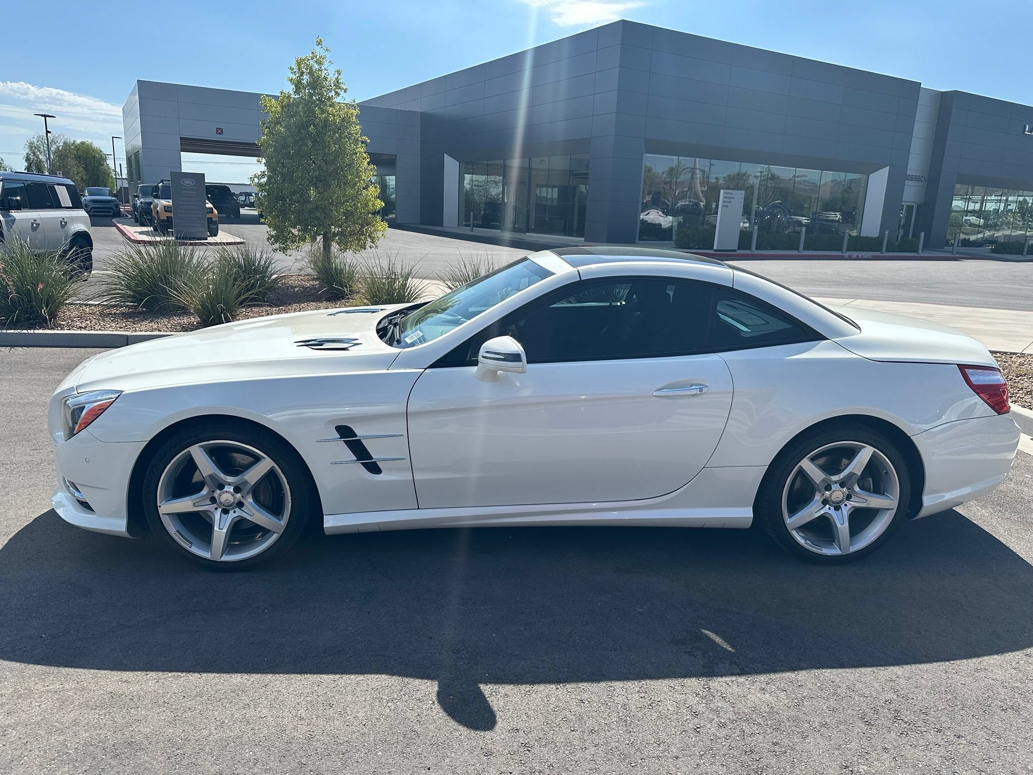 Used 2016 Mercedes-Benz SL 550 w/ Driver Assistance Package image 11