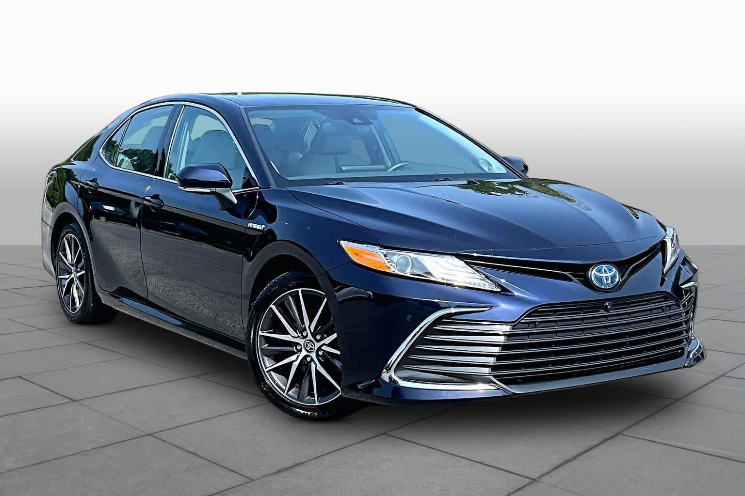 Used 2021 Toyota Camry XLE w/ Navigation Upgrade Package FWD image 3