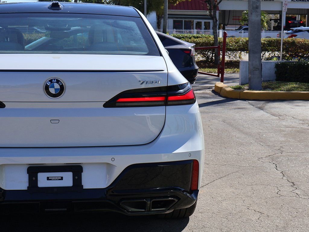 Used 2023 BMW 760i xDrive image 20