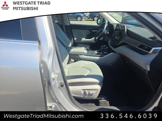 Used 2024 Toyota Highlander XLE AWD/4WD image 9