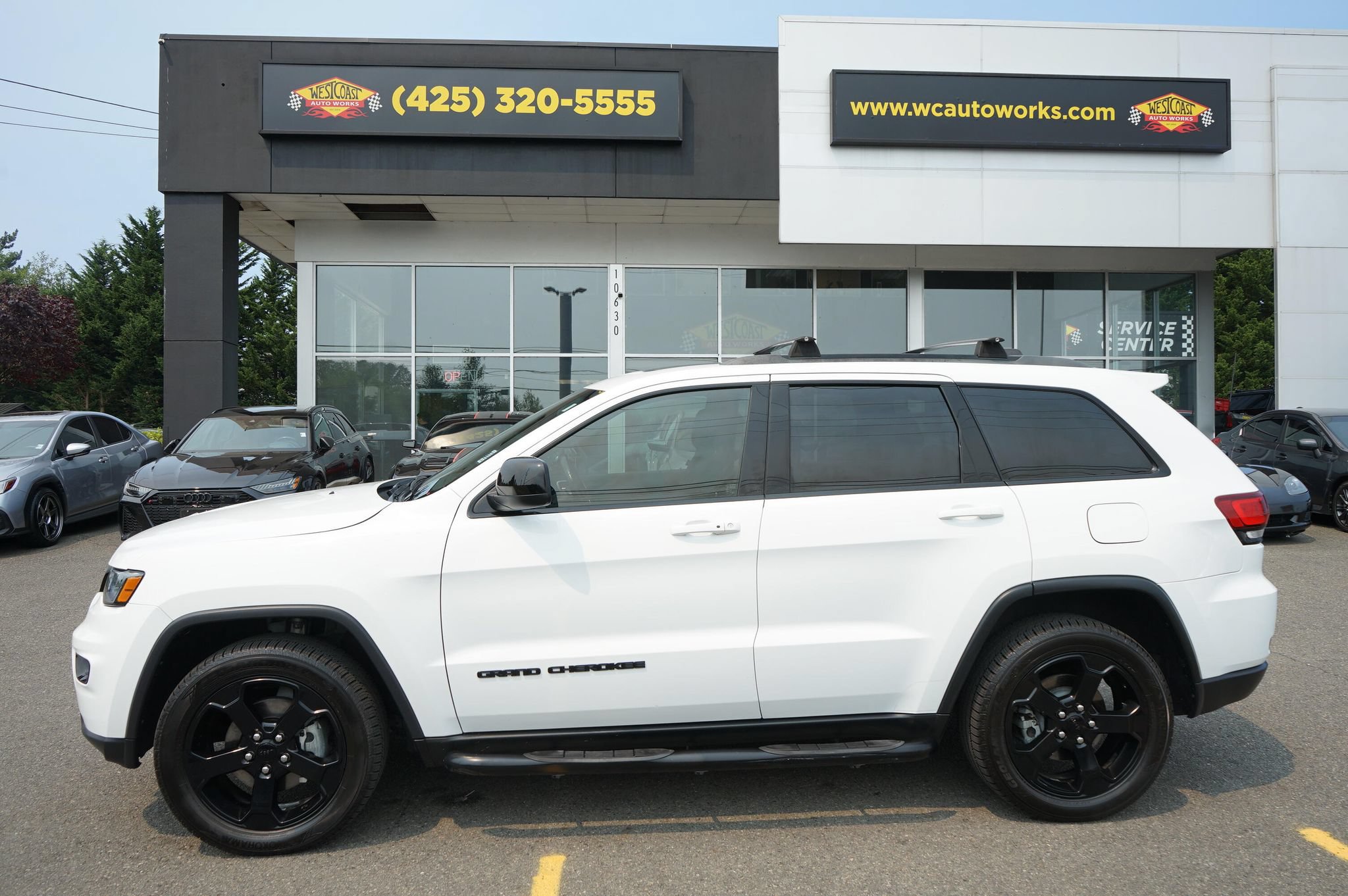 Used 2019 Jeep Grand Cherokee Laredo AWD/4WD image 2