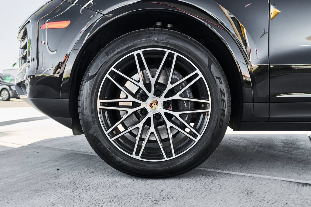 Used 2024 Porsche Cayenne AWD/4WD image 3