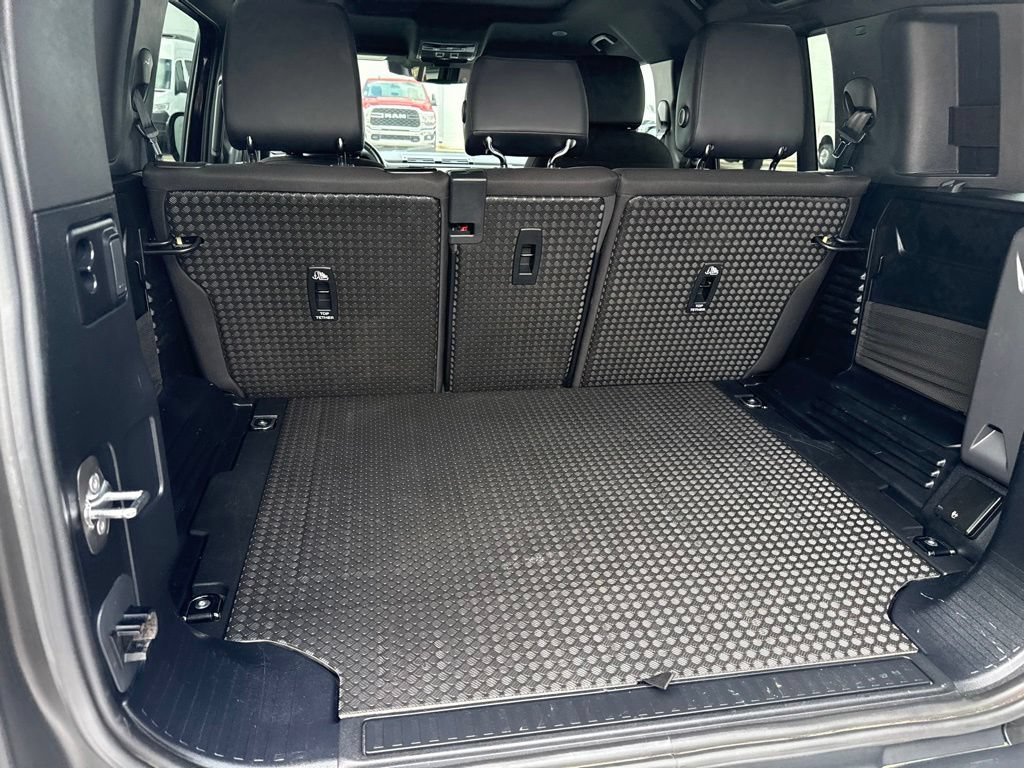 Used 2025 Land Rover Defender 110 S AWD/4WD image 17
