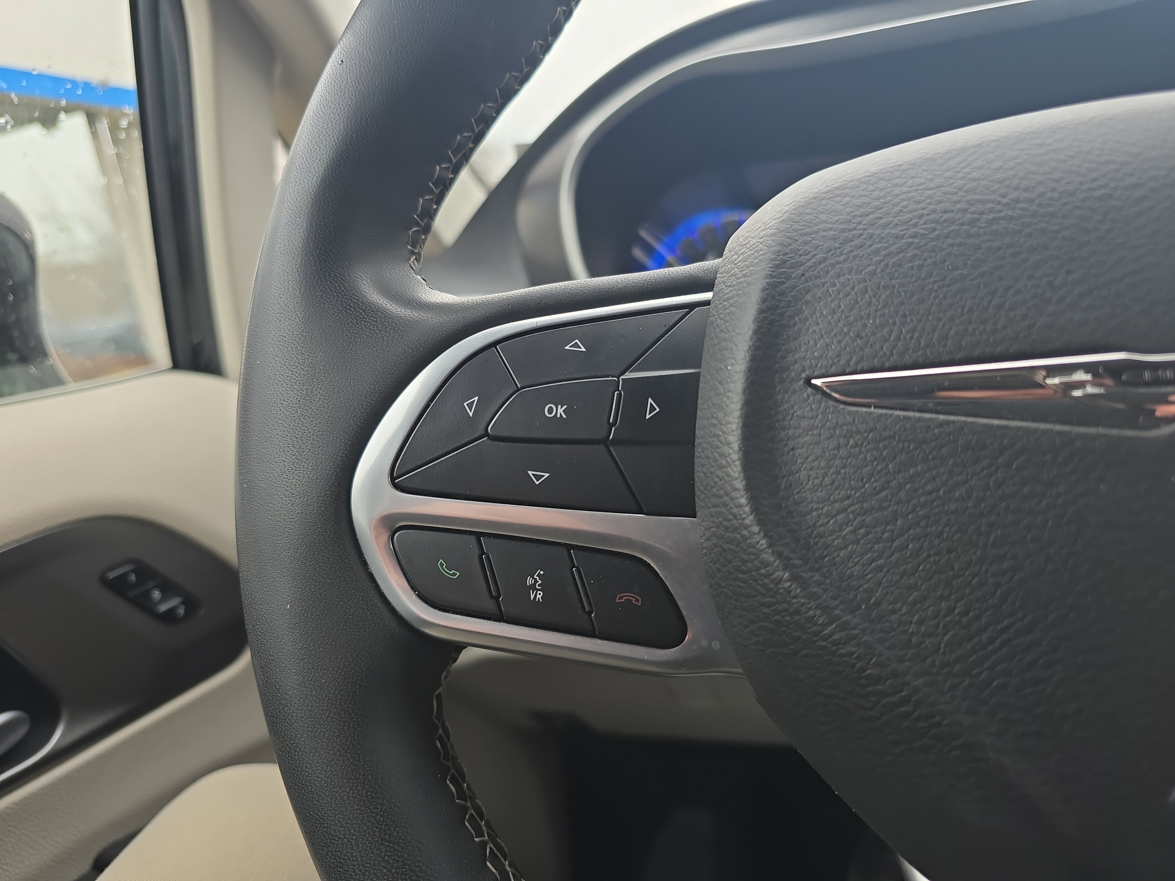 Used 2024 Chrysler Pacifica Touring-L image 22