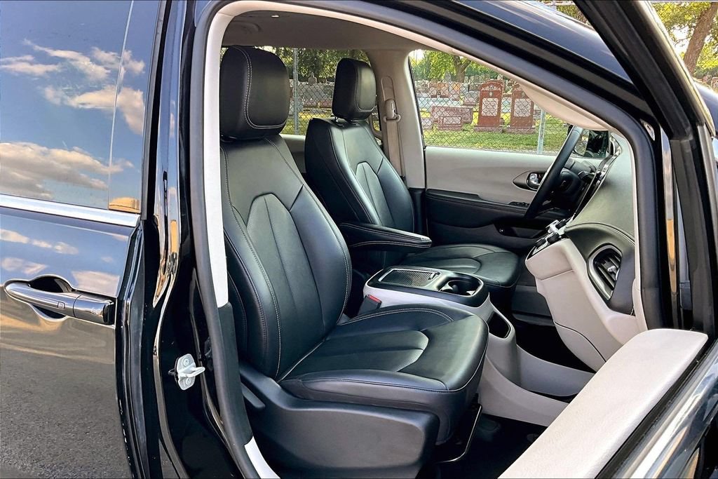 Used 2024 Chrysler Pacifica Limited FWD image 7