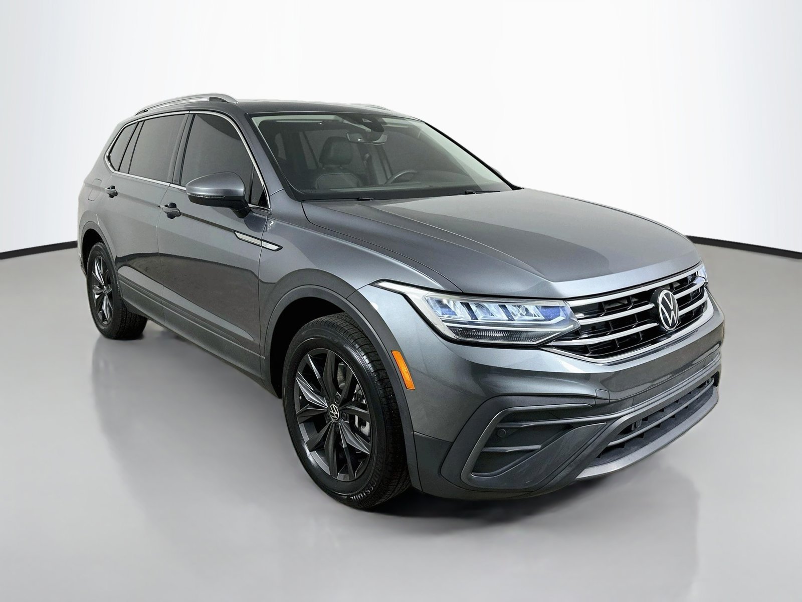 Used 2023 Volkswagen Tiguan SE w/ Panoramic Sunroof Package AWD/4WD image 3