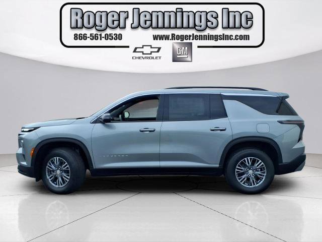 Used 2025 Chevrolet Traverse LT w/ Driver Confidence Package FWD image 2