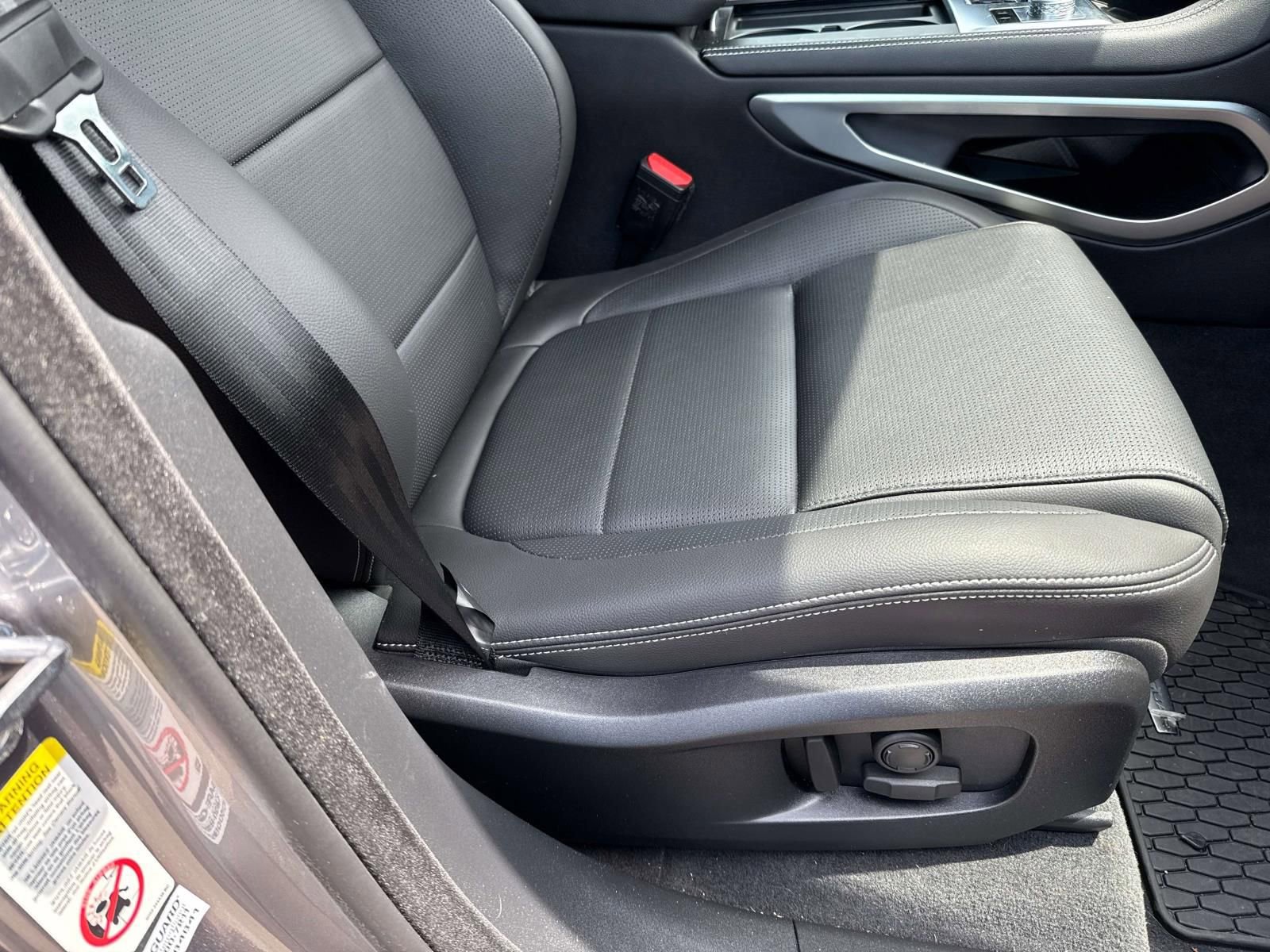 Used 2025 Jaguar F-PACE R-Dynamic S image 11