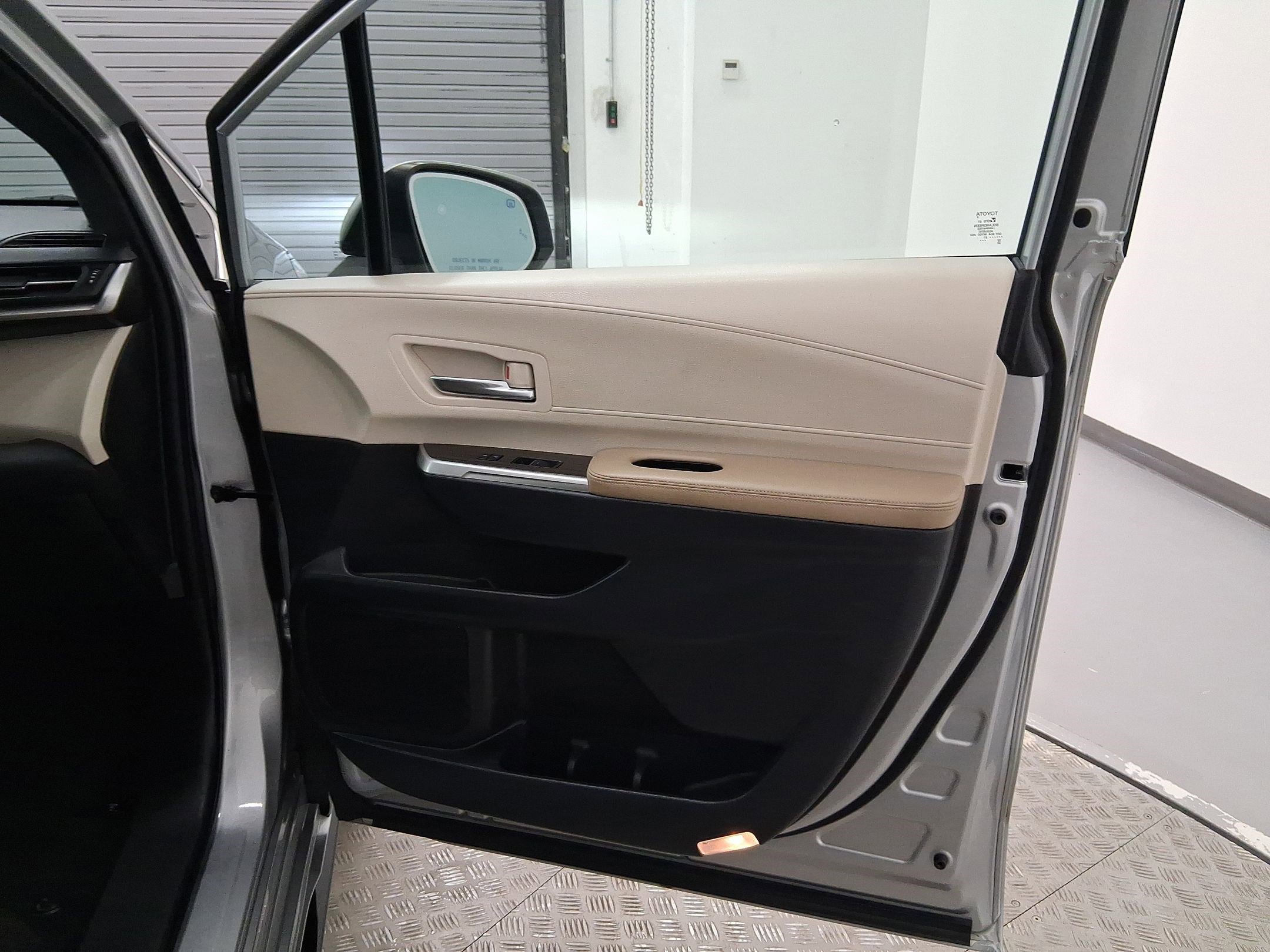 Used 2021 Toyota Sienna Limited image 33