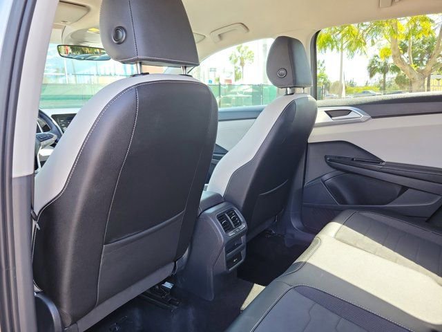 Used 2025 Volkswagen Taos SE FWD image 18