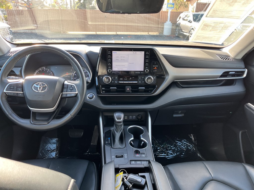 Used 2022 Toyota Highlander XLE FWD image 12