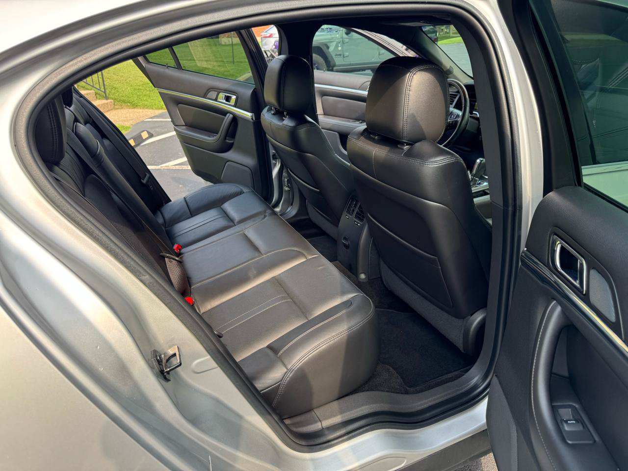 Used 2014 Lincoln MKS FWD image 24