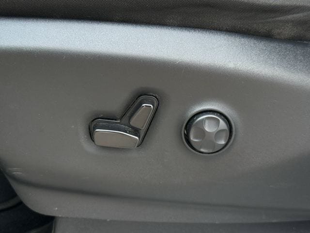 Used 2023 Chrysler Voyager LX FWD image 25
