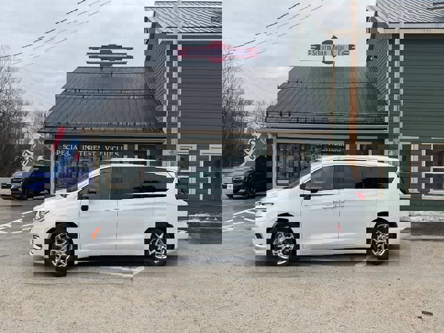 Used 2024 Chrysler Pacifica Touring-L image 1