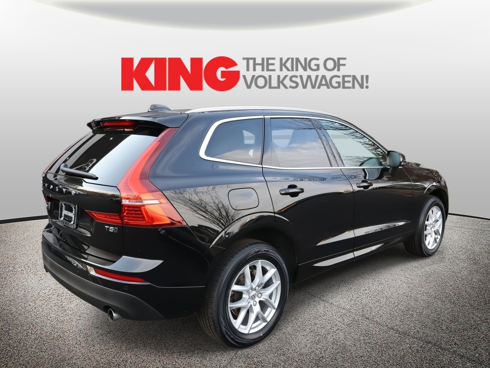 Used 2021 Volvo XC60 T5 Momentum w/ Premium Package image 3