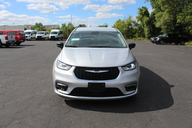 Used 2024 Chrysler Pacifica Limited FWD image 2