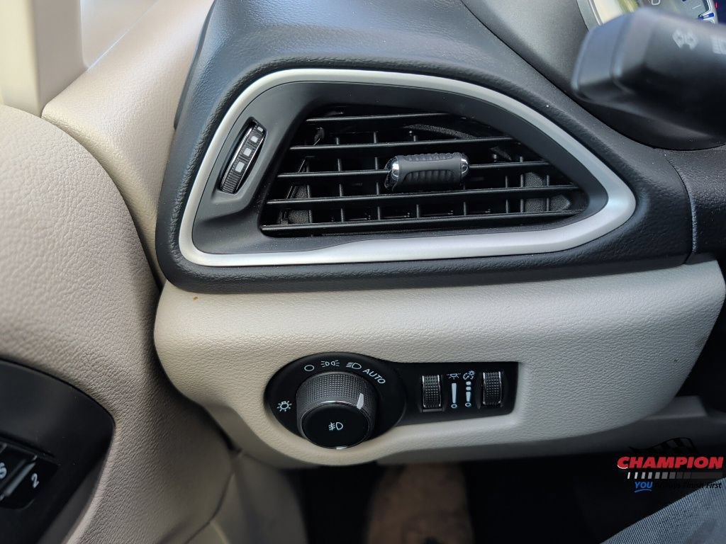 Used 2024 Chrysler Pacifica Touring-L FWD image 24