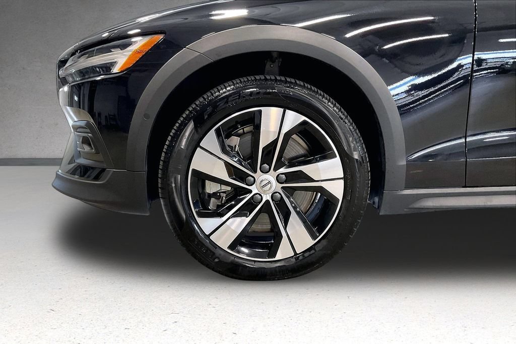 Certified 2025 Volvo V60 B5 Cross Country Plus AWD/4WD image 35