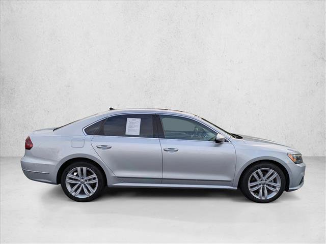 Used 2018 Volkswagen Passat 2.0T SEL Premium image 4