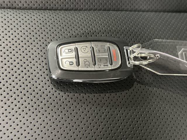 Used 2026 Chrysler Pacifica Limited FWD image 33