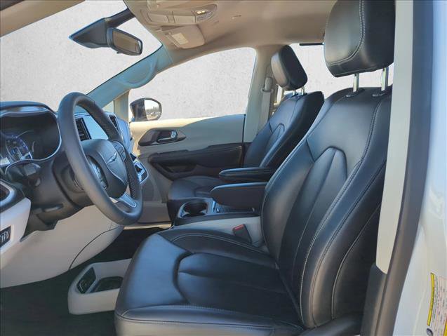Used 2024 Chrysler Pacifica Touring-L image 12