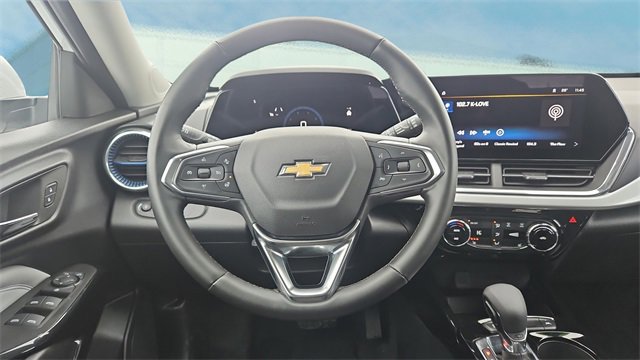 Used 2025 Chevrolet Trax LT w/ LT Convenience Package image 11