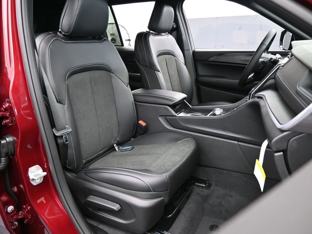 New 2025 Jeep Grand Cherokee Altitude image 39