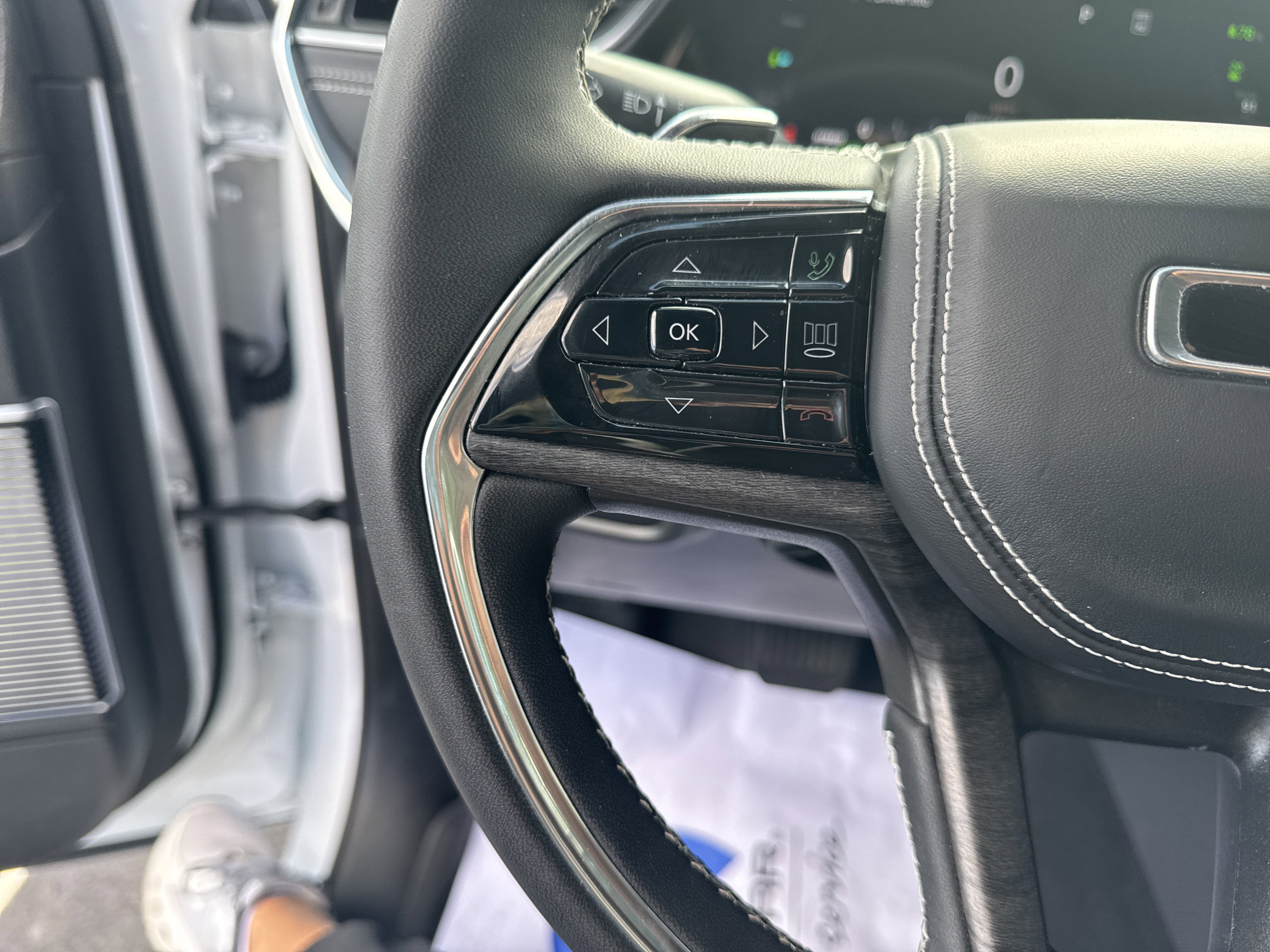 Used 2023 Jeep Grand Cherokee Overland AWD/4WD image 26