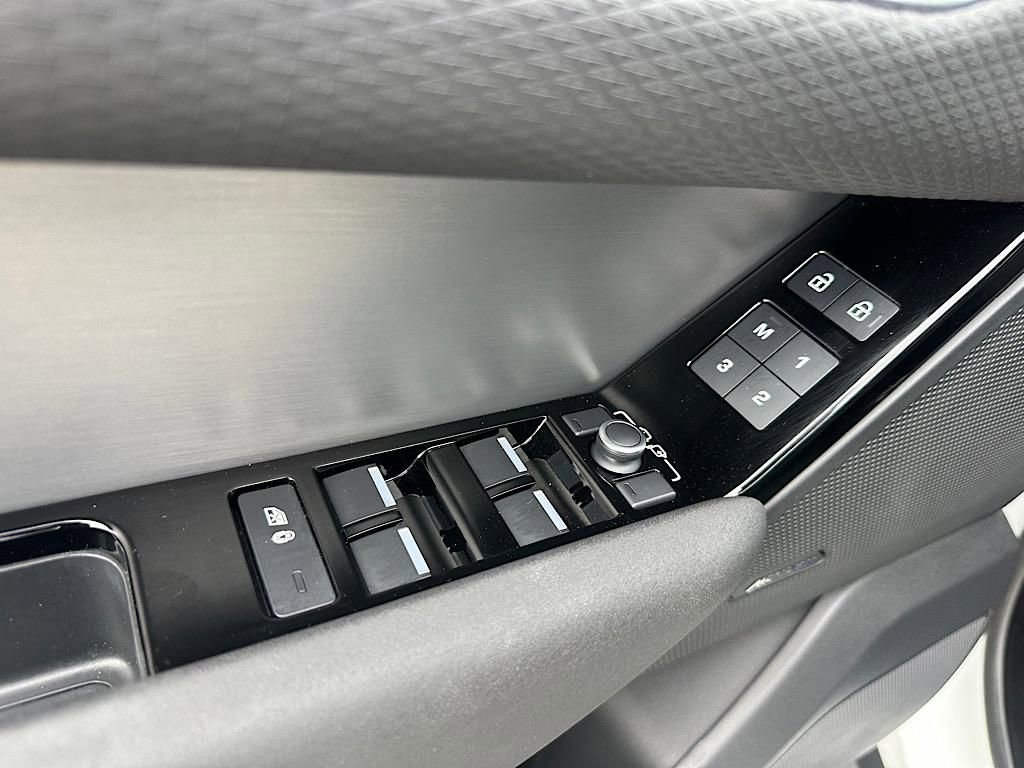 Used 2023 Land Rover Range Rover Velar R-Dynamic S image 18
