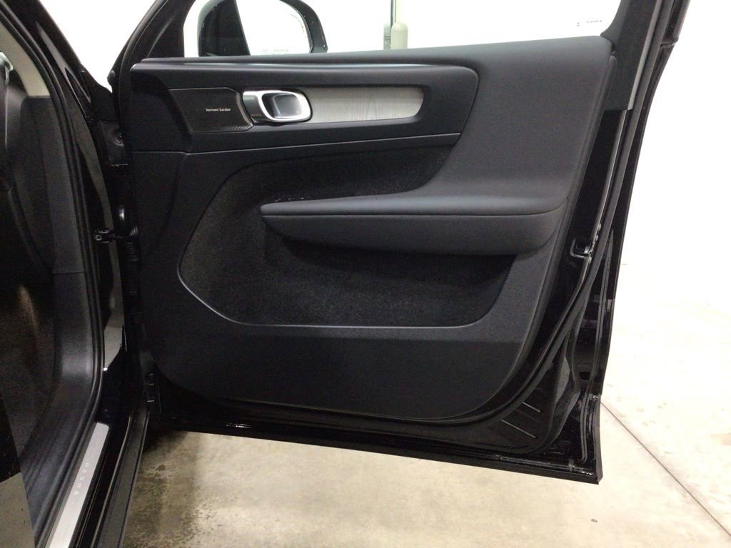 Used 2024 Volvo XC40 B5 Ultimate w/ Climate Package AWD/4WD image 33