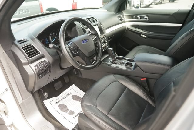 Used 2017 Ford Explorer XLT w/ Equipment Group 202A FWD image 8