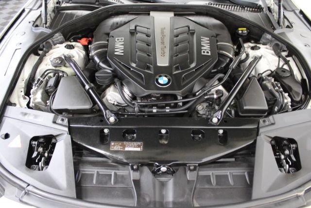 Used 2015 BMW 750Li xDrive AWD/4WD image 33