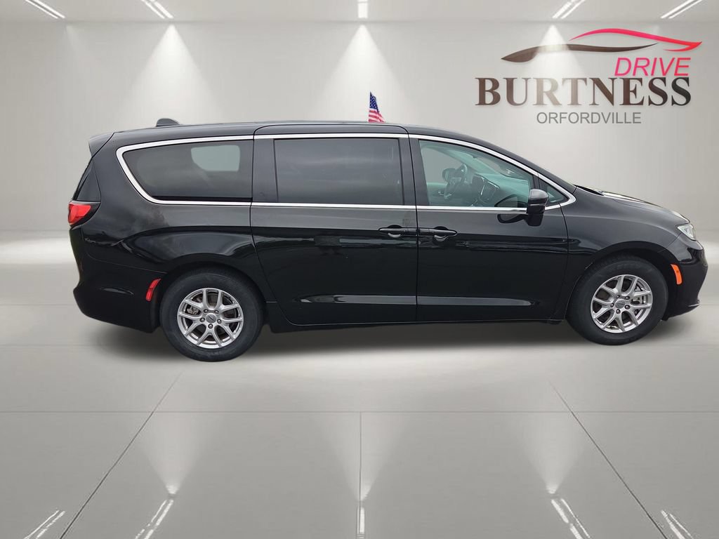Used 2024 Chrysler Pacifica Touring-L FWD image 9