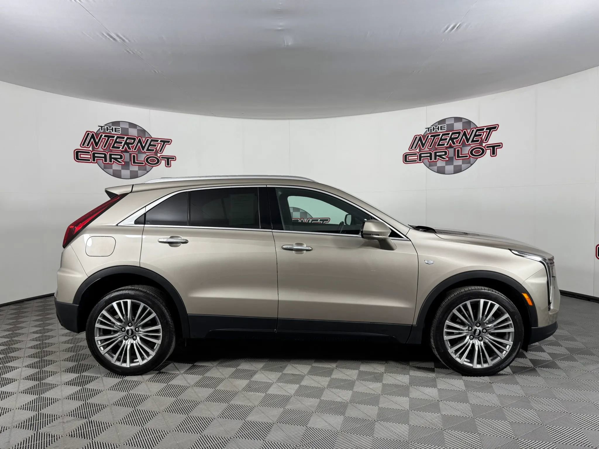 Used 2024 Cadillac XT4 Premium Luxury w/ Technology Package AWD/4WD image 8