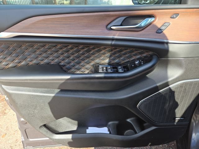 Used 2024 Jeep Grand Cherokee Summit AWD/4WD image 14