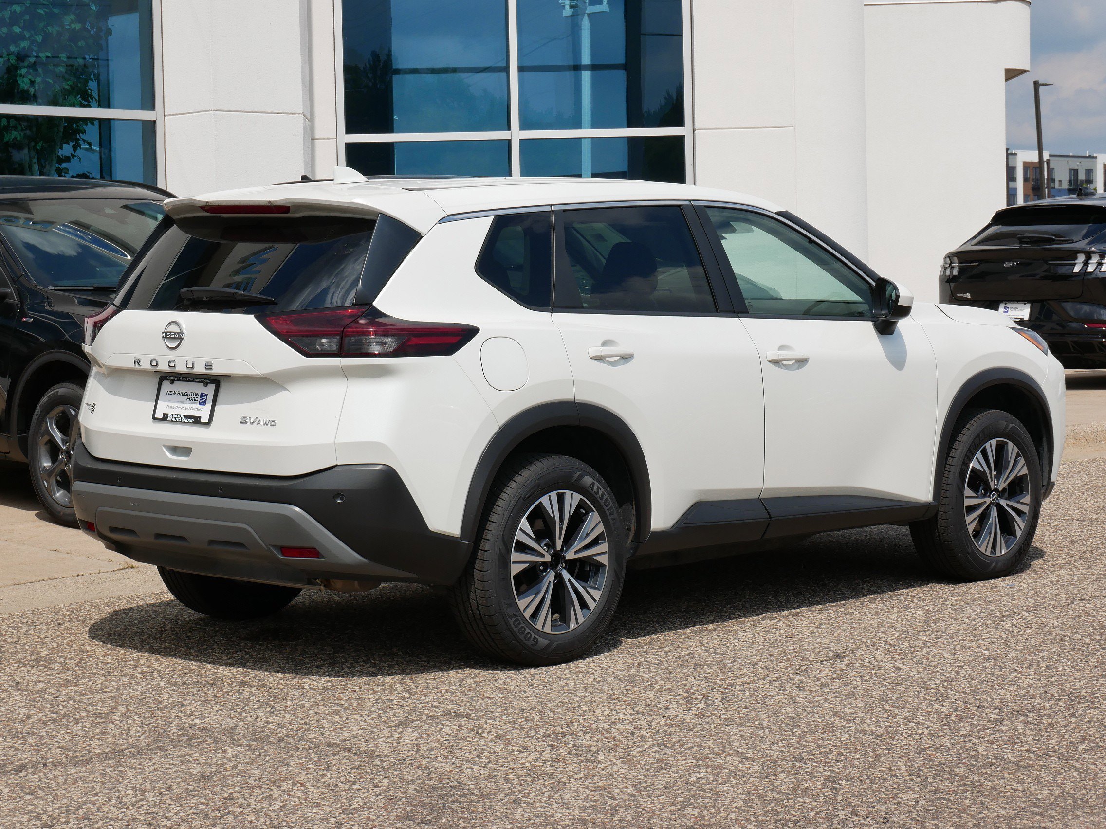 Used 2023 Nissan Rogue SV image 3