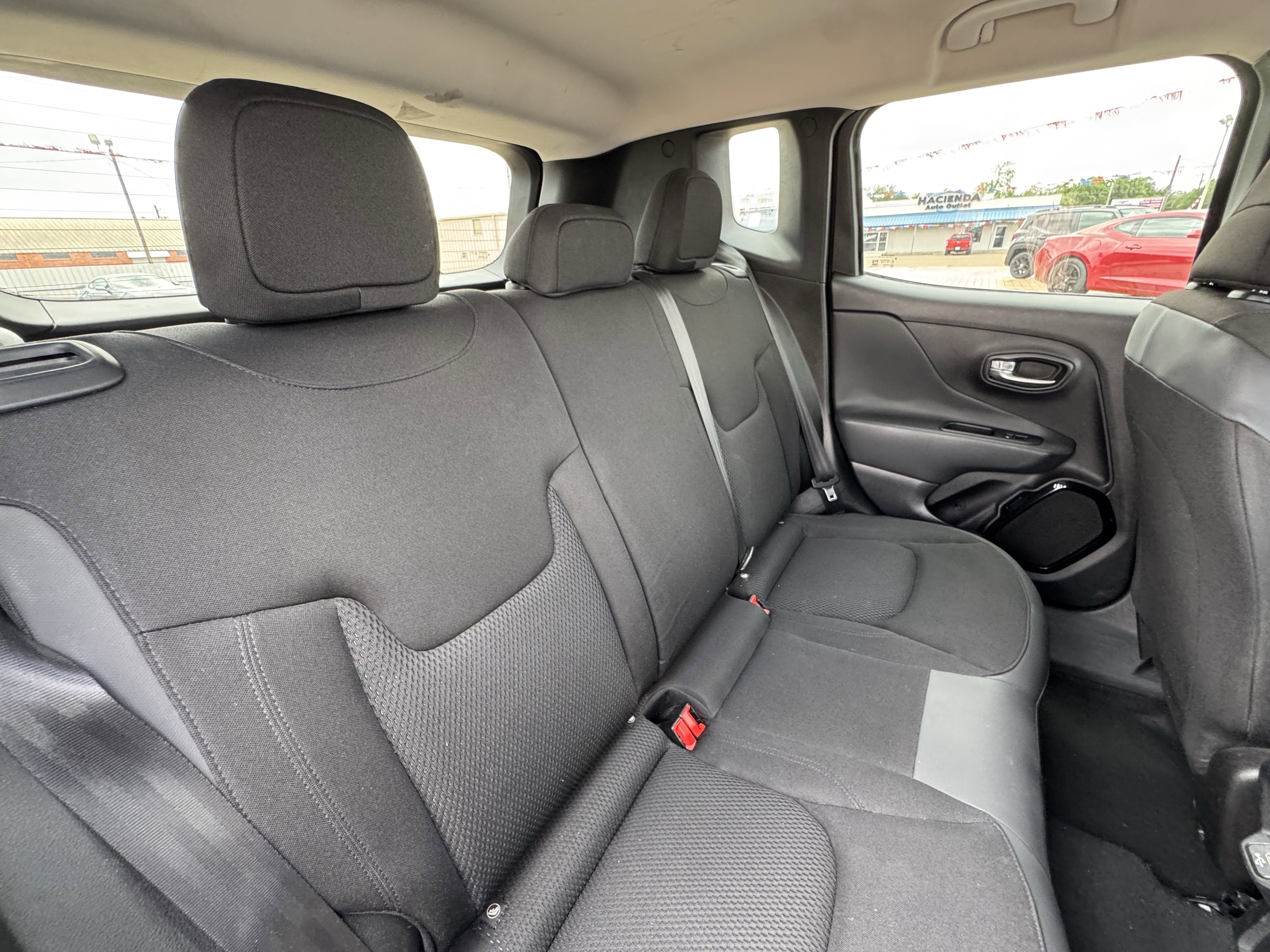 Used 2018 Jeep Renegade Altitude FWD image 23
