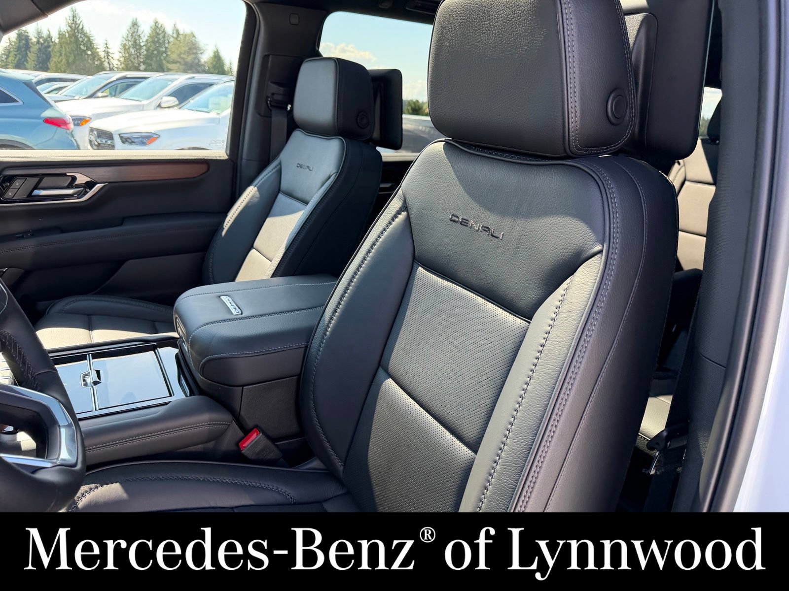 Used 2026 GMC Yukon XL Denali w/ Denali Reserve Package AWD/4WD image 13
