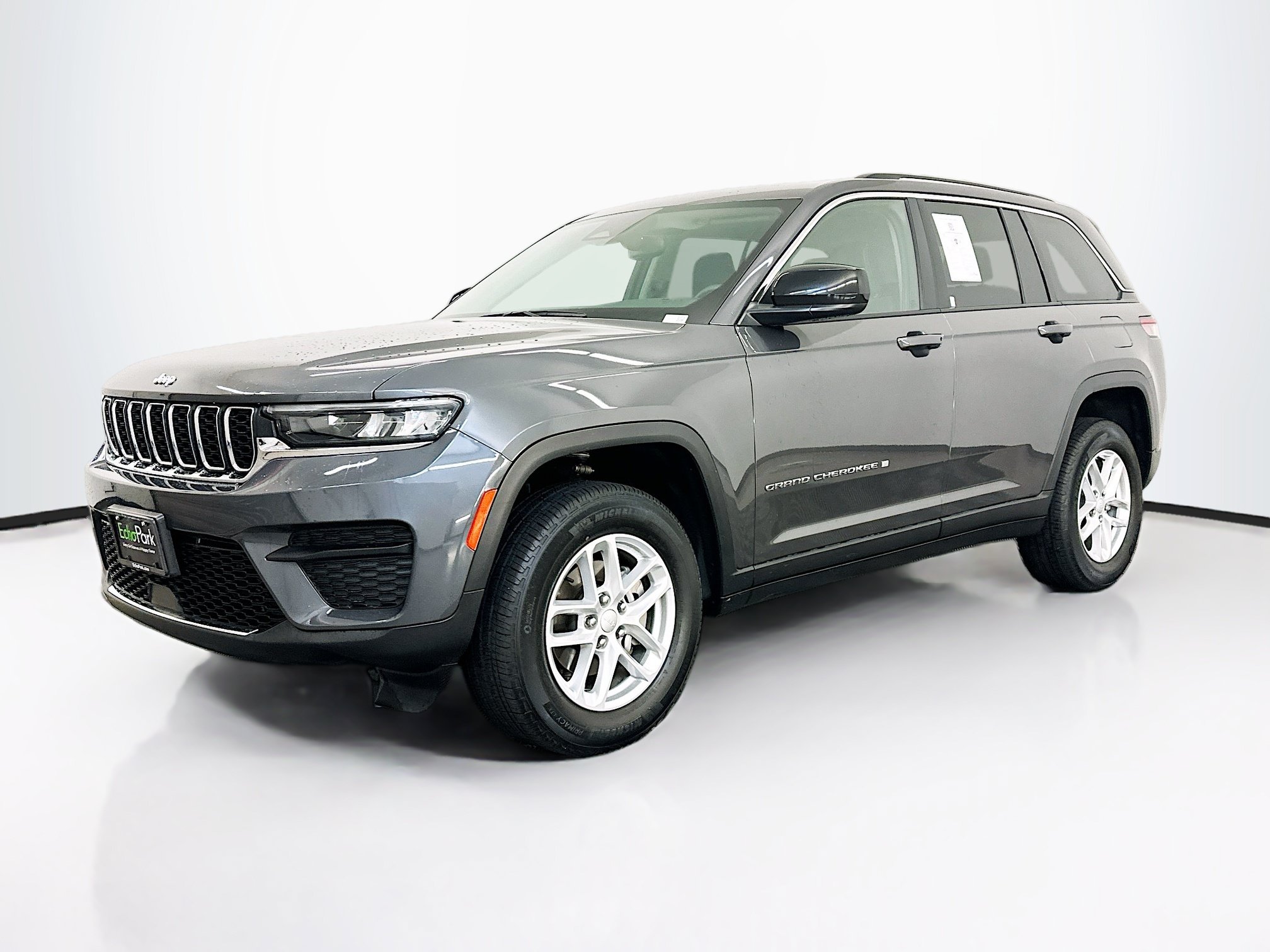 Used 2023 Jeep Grand Cherokee Laredo X AWD/4WD image 3