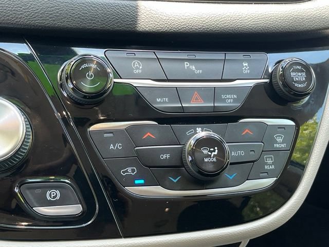 Used 2020 Chrysler Pacifica Touring FWD image 20