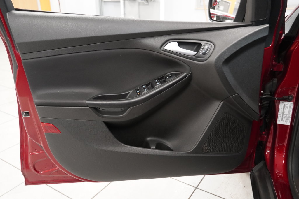 Used 2015 Ford Focus SE FWD image 16