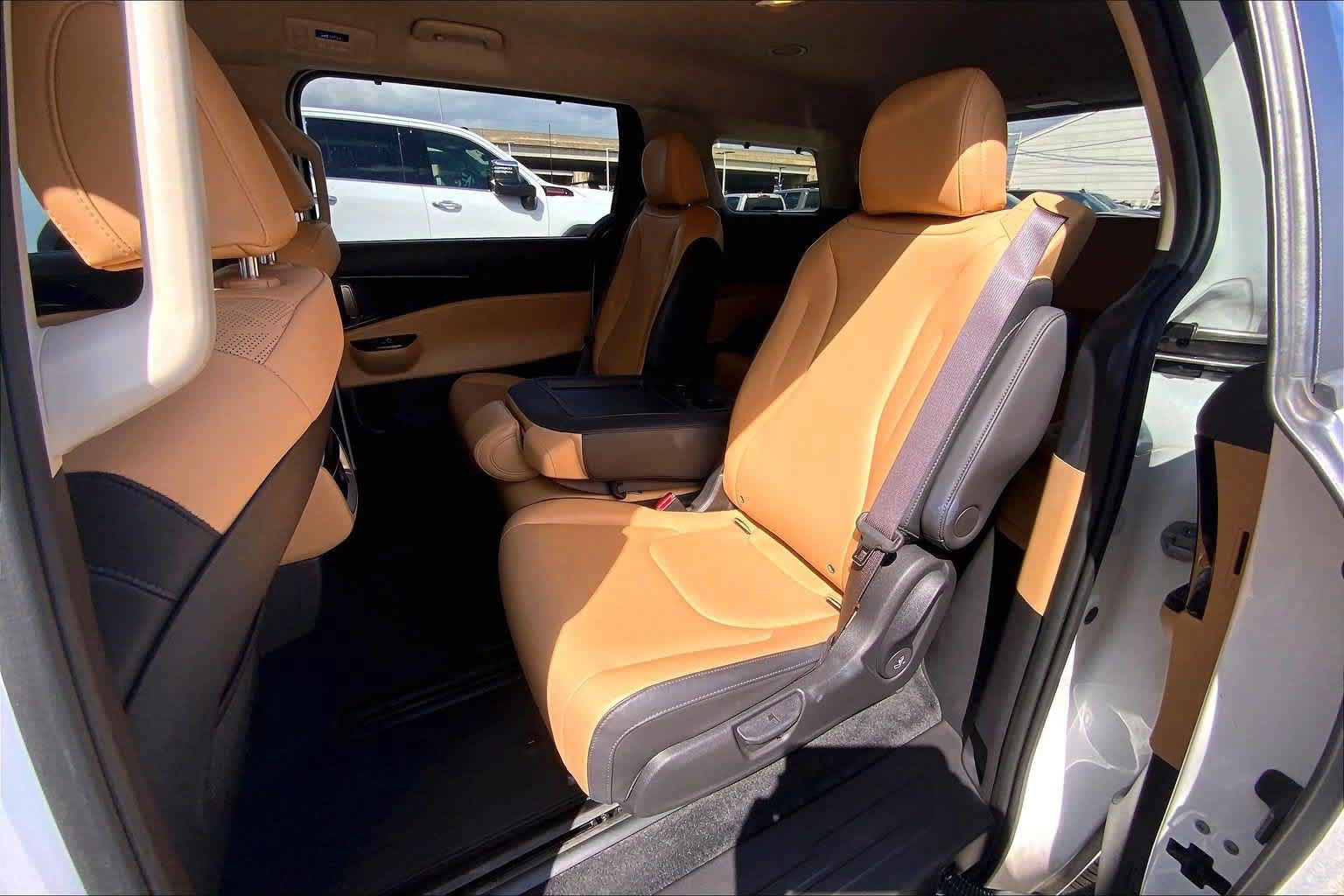 Used 2023 Kia Carnival EX FWD image 29