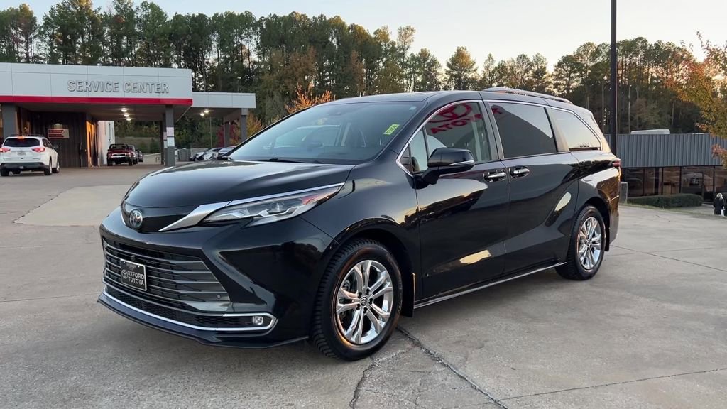 Used 2022 Toyota Sienna Platinum image 2