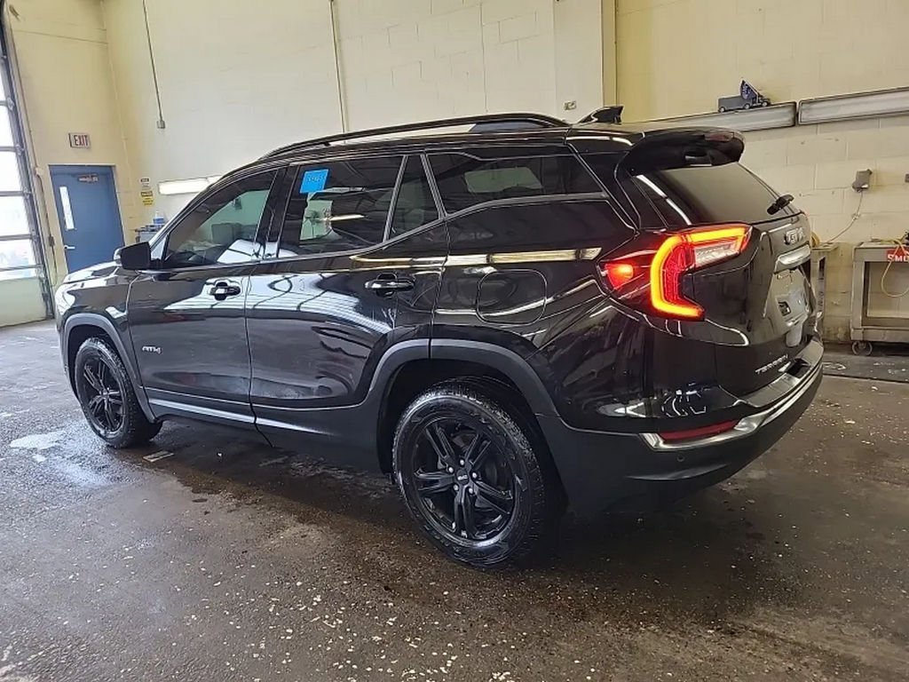 Used 2022 GMC Terrain AT4 image 3