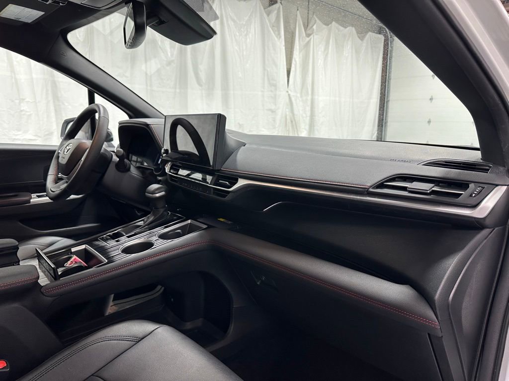 Used 2025 Toyota Sienna XSE image 66