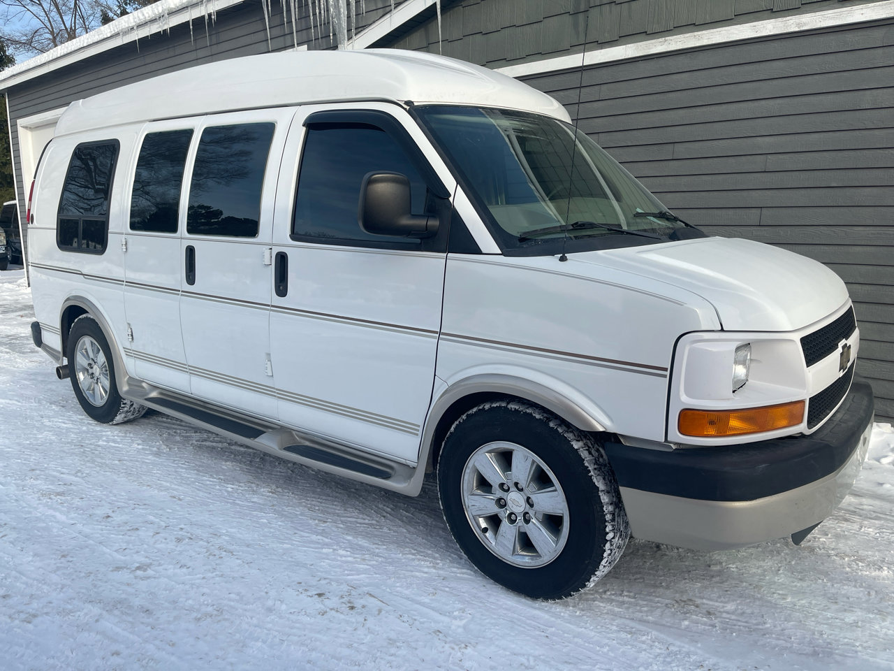 Used 2011 Chevrolet Express 1500 image 4
