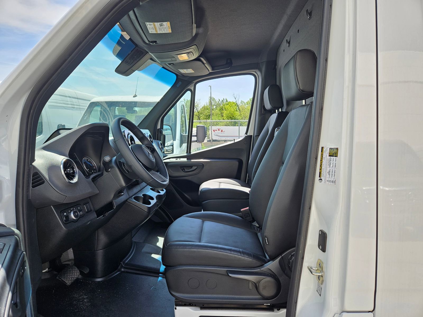 New 2025 Mercedes-Benz eSprinter 144 Cargo image 13
