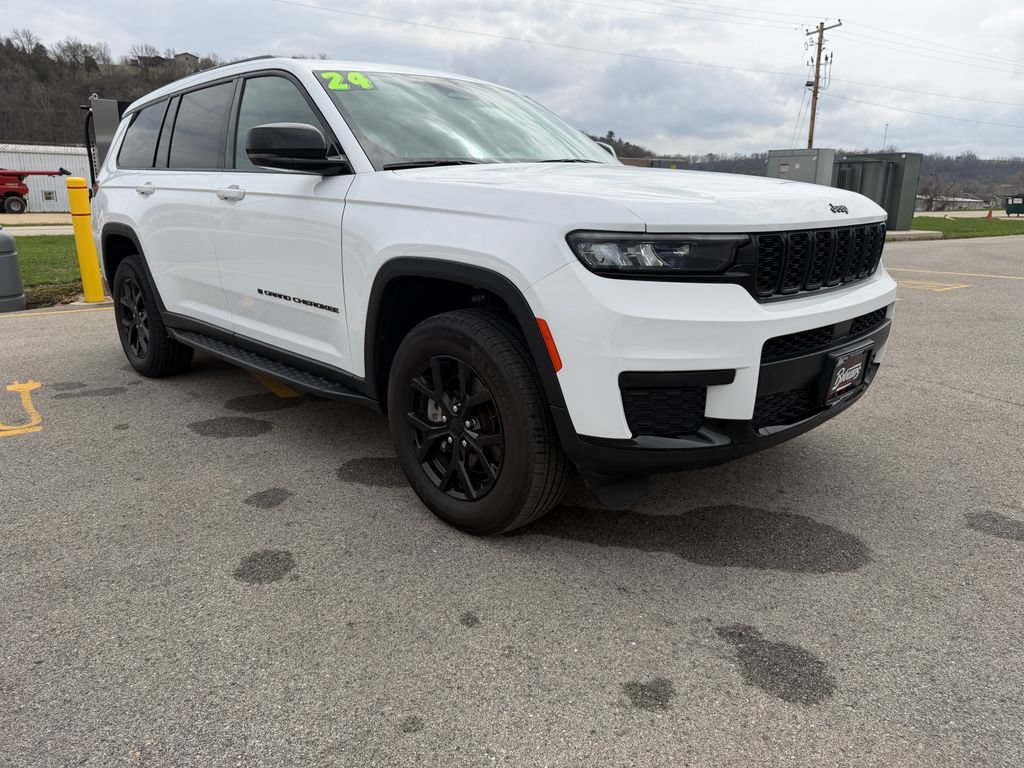 Used 2024 Jeep Grand Cherokee L Altitude AWD/4WD image 3