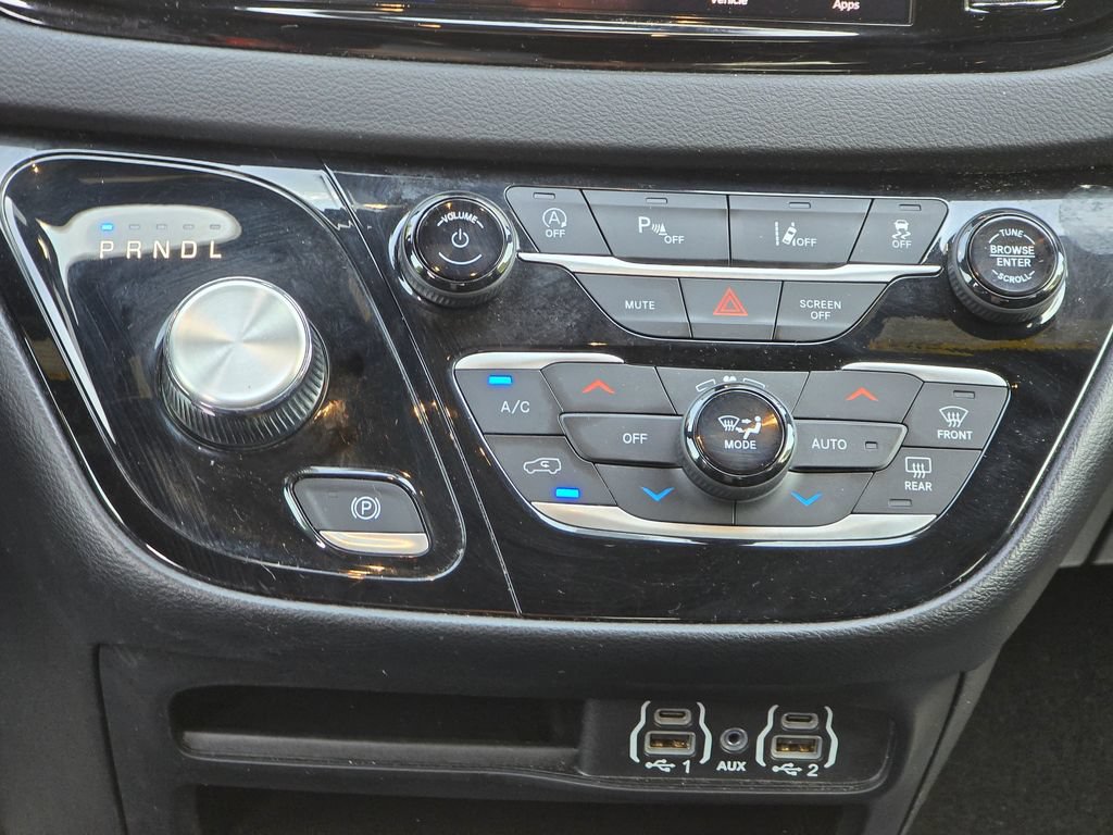 Used 2025 Chrysler Pacifica Select FWD image 35
